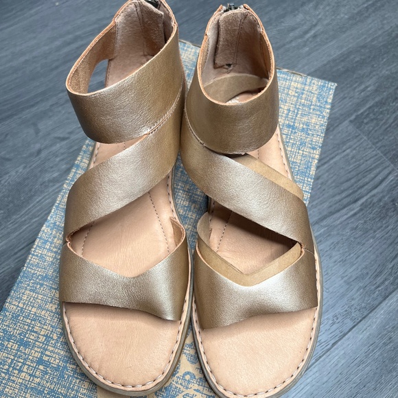 Born Irie Gold Metallic Sandals NEW NIB women’s Size 10 M - Picture 1 of 7